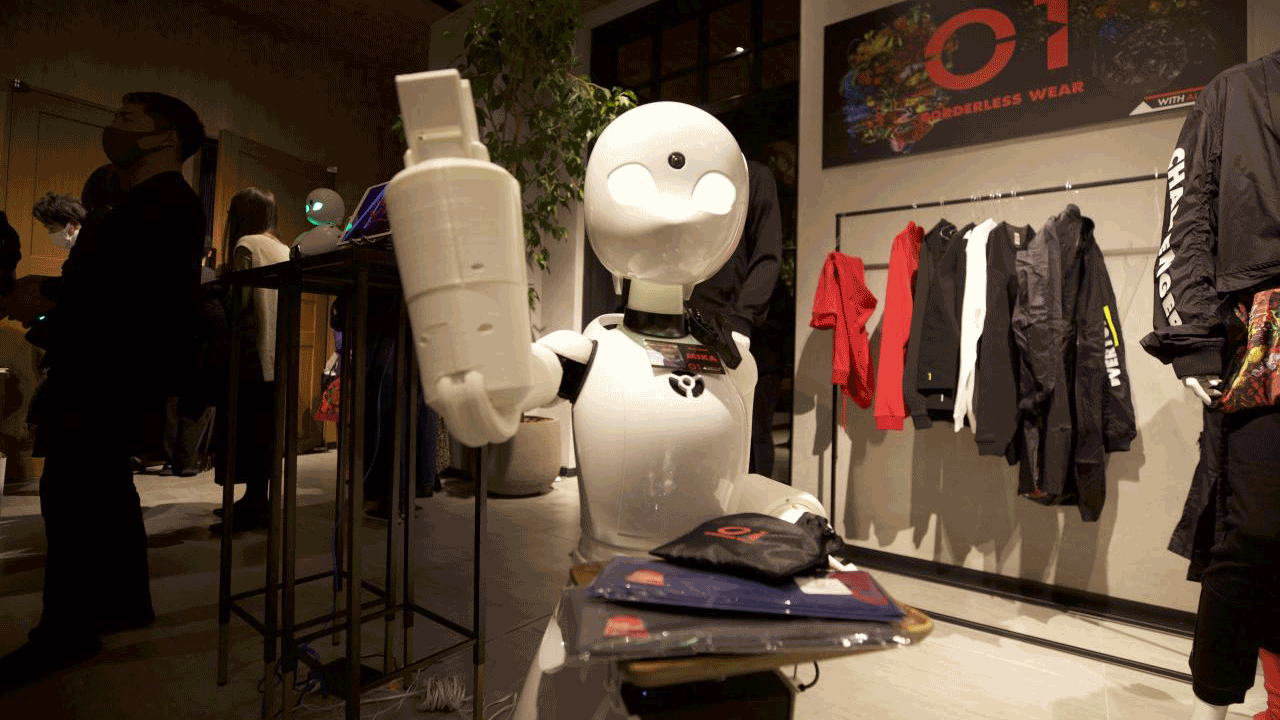 【世界初】脳波で動くロボットが接客する服屋さんの実験「BRAIN ROBOT STORE」